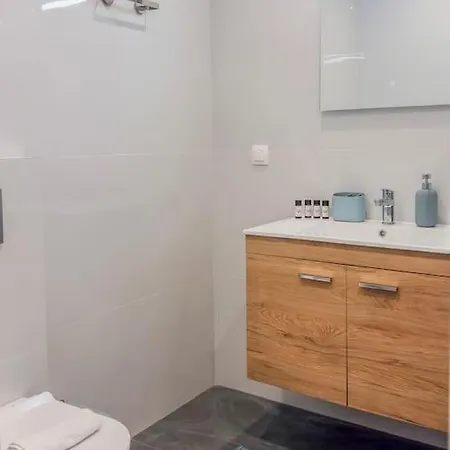 1br Near And Center Lutráki